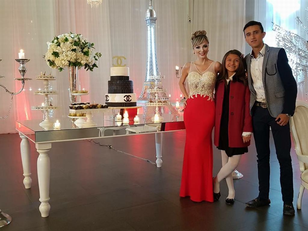 La empresaria Claudia León junto a sus dos hijos.